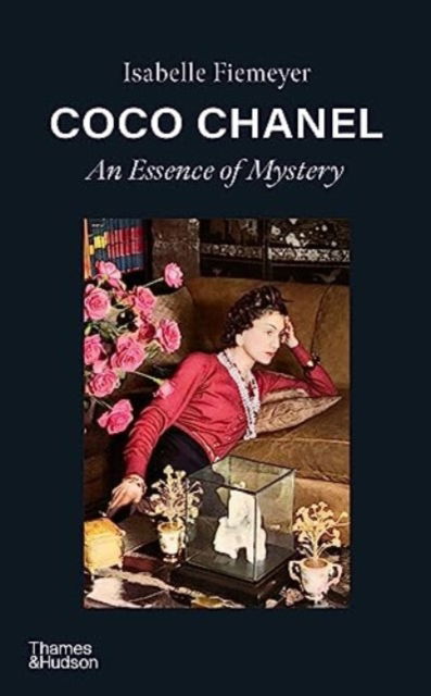Coco Chanel: An Essence of Mystery - Isabelle Fiemeyer - Bücher - Thames & Hudson Ltd - 9780500027318 - 14. September 2023