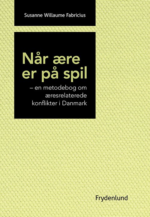 Cover for Susanne Willaume Fabricius · Når ære er på spil (Hæftet bog) [1. udgave] (2018)