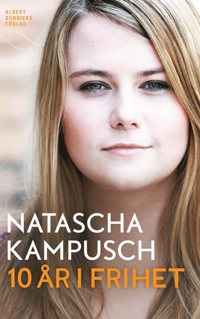 Cover for Natascha Kampusch · 10 år i frihet (Gebundesens Buch) (2016)
