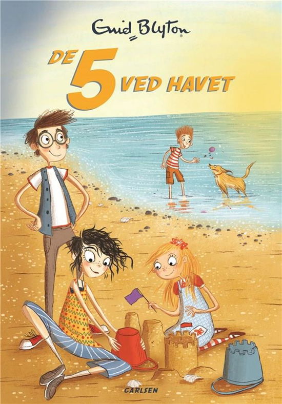 De 5: De 5 (12) - De 5 ved havet - Enid Blyton - Livres - CARLSEN - 9788711907320 - 29 octobre 2019