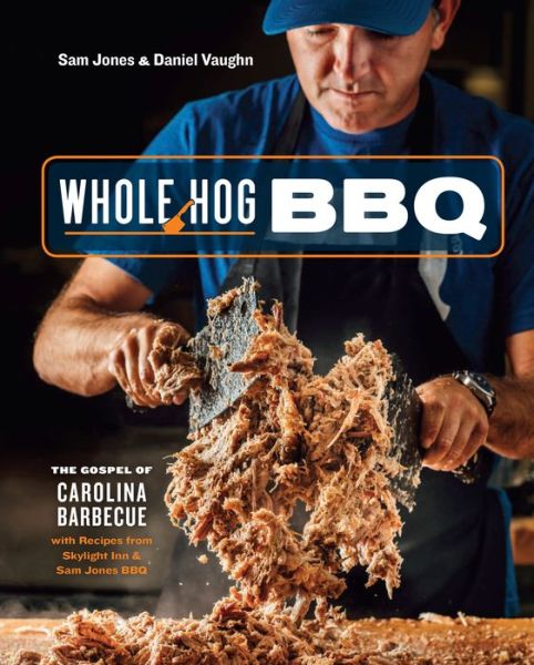 Whole Hog BBQ: The Gospel of Carolina Barbecue with Recipes from Skylight Inn and Sam Jones BBQ - Sam Jones - Livros - Ten Speed Press - 9780399581328 - 7 de maio de 2019