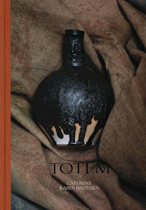 Cover for Cathrine Raben Davidsen · Totem (Hardcover) (Bound Book) [1st edition] (2020)