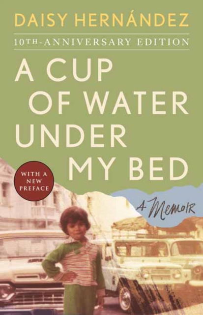 A Cup of Water Under My Bed: A Memoir - Daisy Hernandez - Książki - Beacon Press - 9780807017333 - 17 września 2024