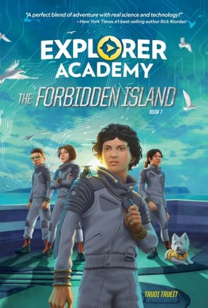 Cover for Trudi Trueit · Explorer Academy: The Forbidden Island (Book 7) (Hardcover bog) (2022)
