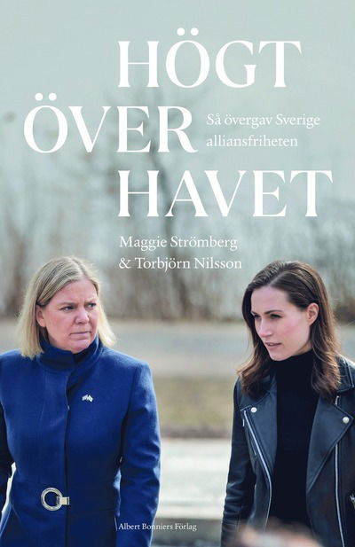 Högt över havet : Så övergav Sverige alliansfriheten - Maggie Strömberg - Książki - Albert Bonniers förlag - 9789100805333 - 23 sierpnia 2024