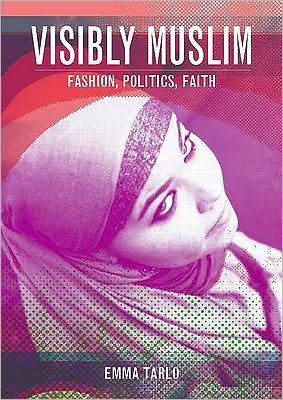 Cover for Tarlo, Emma (Goldsmiths, University of London, UK) · Visibly Muslim: Fashion, Politics, Faith (Paperback Bog) (2010)