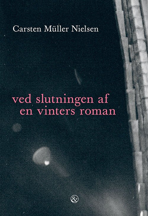 Cover for Carsten Müller Nielsen · Ved slutningen af en vinters roman (Hæftet bog) [1. udgave] (2024)