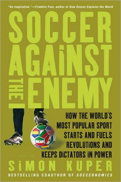 Soccer Against the Enemy: How the World's Most Popular Sport Starts and Fuels Revolutions and Keeps Dictators in Power - Simon Kuper - Böcker - Avalon Publishing Group - 9781568586335 - 27 april 2010