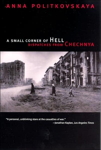 A Small Corner of Hell: Dispatches from Chechnya - Anna Politkovskaya - Books - The University of Chicago Press - 9780226674339 - April 15, 2007