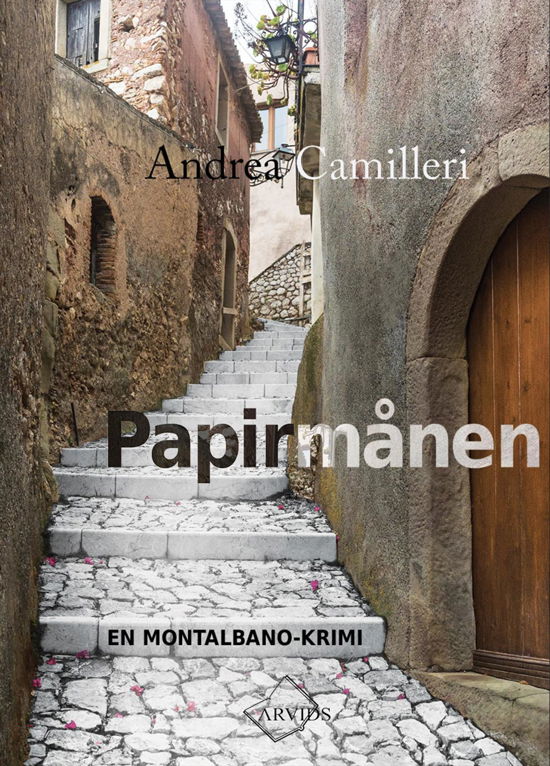 Cover for Andrea Camilleri · En Montalbano-krimi: Papirmånen (Sewn Spine Book) [1.º edición] (2015)