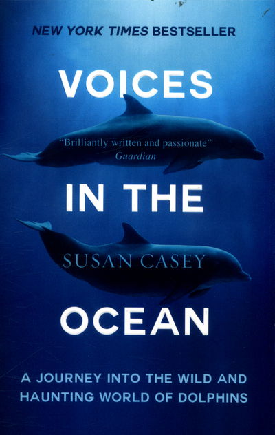 Cover for Susan Casey · Voices in the Ocean: A Journey into the Wild and Haunting World of Dolphins (Taschenbuch) (2017)