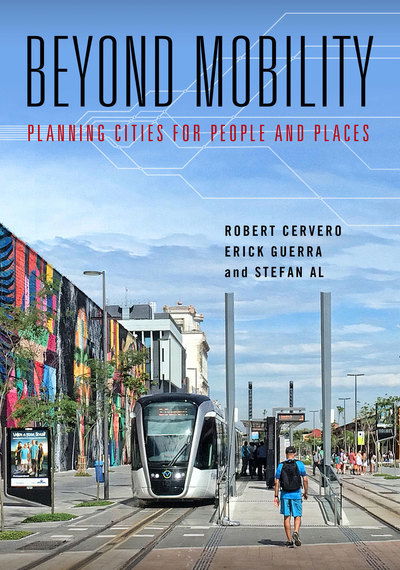 Beyond Mobility: Planning Cities for People and Places - Robert Cervero - Książki - Island Press - 9781610918343 - 5 grudnia 2017