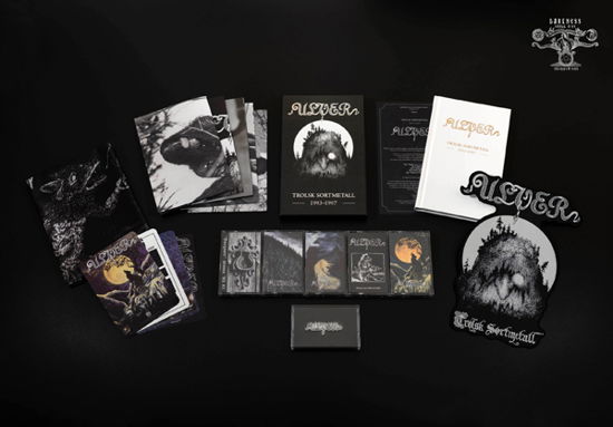 Trolsk Sortmetall (5 Cassette Box Set W/ Book, Flag, Backpatch, Posters, Postcards & Metal Pin) - Ulver - Music - DARKNESS SHALL RISE PRODUCTION - 9956683745343 - 7 lipca 2023
