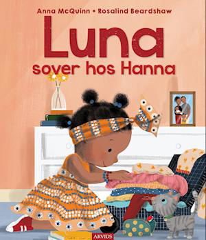 Cover for Anna McQuinn · Luna sover hos Hanna (Bound Book) [1st edition] (2023)