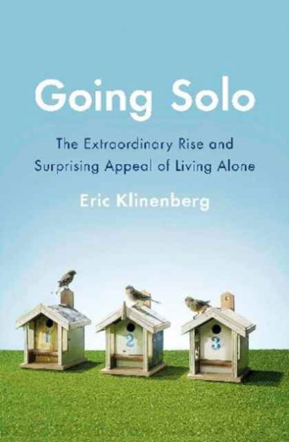 Cover for Eric Klinenberg · Going Solo: The Extraordinary Rise and Surprising Appeal of Living Alone (Paperback Book) [Export edition] (2013)