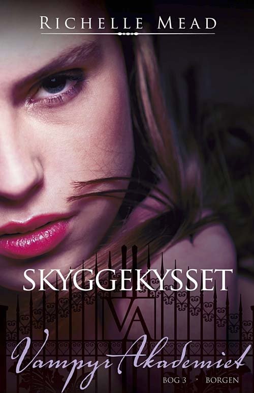 Cover for Richelle Mead · Skyggekysset (Sewn Spine Book) [1st edition] (2011)