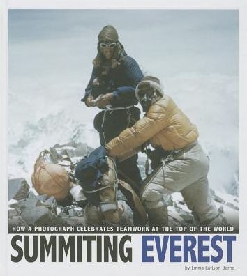 Summiting Everest: How a Photograph Celebrates Teamwork at the Top of the World (Captured World History) - Emma Carlson Berne - Books - CPB Grades 4-8 - 9780756547349 - 2014