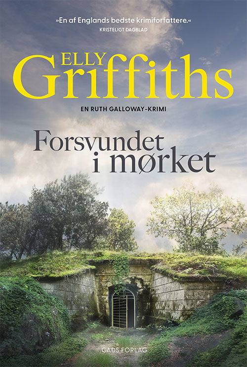 Cover for Elly Griffiths · Forsvundet i mørket (Hæftet bog) [1. udgave] (2021)