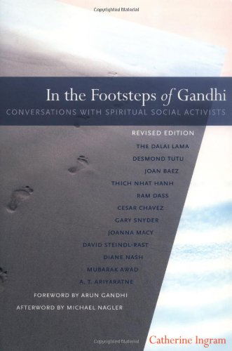 In the Footsteps of Gandhi: Conversations with Spiritual Social Activists - Catherine Ingram - Książki - Parallax Press - 9781888375350 - 10 sierpnia 2005