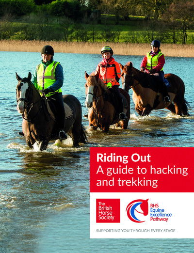 Cover for The British Horse Society · BHS Riding Out: A guide to hacking and trekking (Pocketbok) (2019)