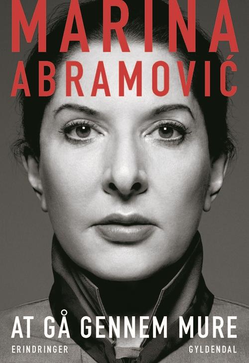 Cover for Marina Abramovic · At gå gennem mure (Sewn Spine Book) [1º edição] (2017)