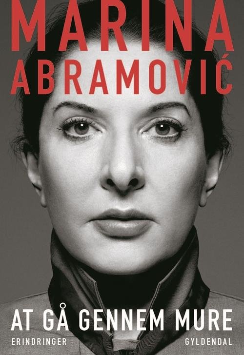 Cover for Marina Abramovic · At gå gennem mure (Sewn Spine Book) [1st edition] (2017)