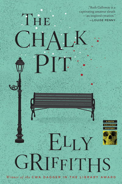 The Chalk Pit: A Mystery - Ruth Galloway Mysteries - Elly Griffiths - Libros - HarperCollins - 9781328915351 - 15 de mayo de 2018