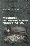 Modern lnternational Negotiation: Principles and Practice - Arthur Lall - Livres - Columbia University Press - 9780231029353 - 22 septembre 1966