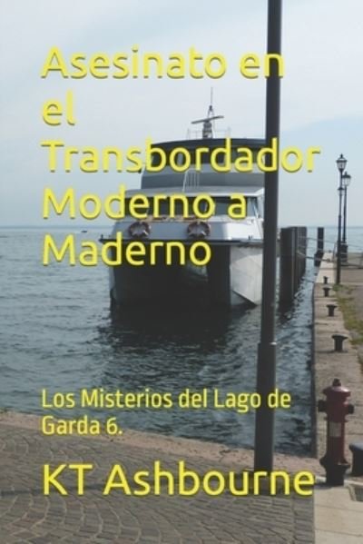 Cover for Kt Ashbourne · Asesinato en el Transbordador Moderno a Maderno: Los Misterios del Lago de Garda 6. - Los Misterios del Lago de Garda (Paperback Bog) (2022)