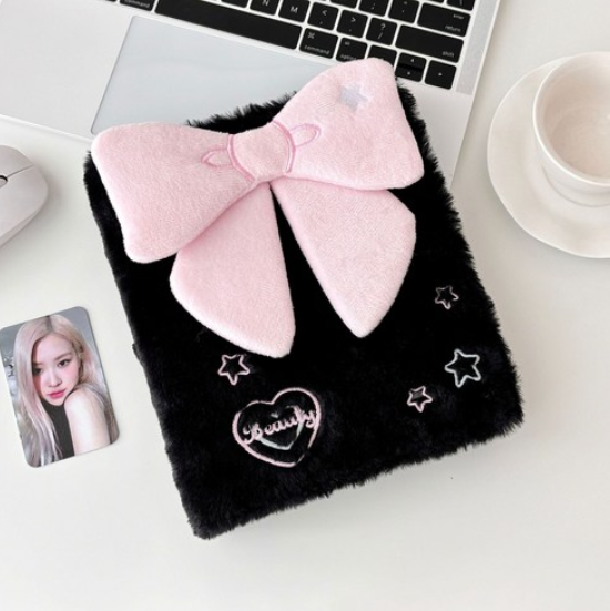 ROOM VALUE - PLUSH PHOTOCARD BINDER - ROOM VALUE - PLUSH PHOTOCARD BINDER - Merchandise -  - 9957226461355 - 1. Februar 2025