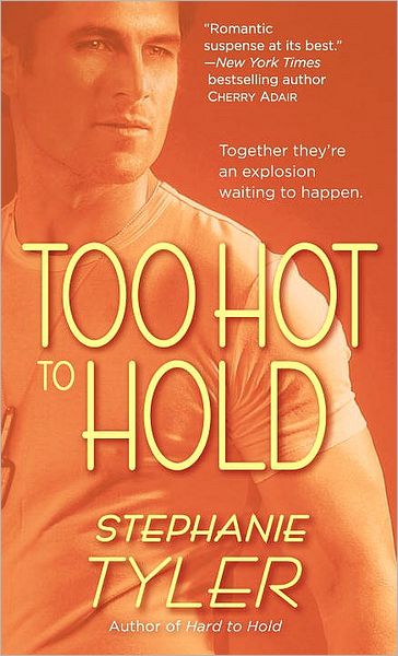 Too Hot to Hold - Stephanie Tyler - Książki - Random House USA Inc - 9780440244356 - 5 stycznia 2010