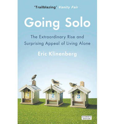 Cover for Eric Klinenberg · Going Solo: The Extraordinary Rise and Surprising Appeal of Living Alone (Paperback Book) (2014)