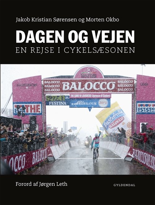 Dagen og vejen - Jakob Kristian Sørensen; Morten Okbo - Livros - Gyldendal - 9788702159356 - 16 de abril de 2014