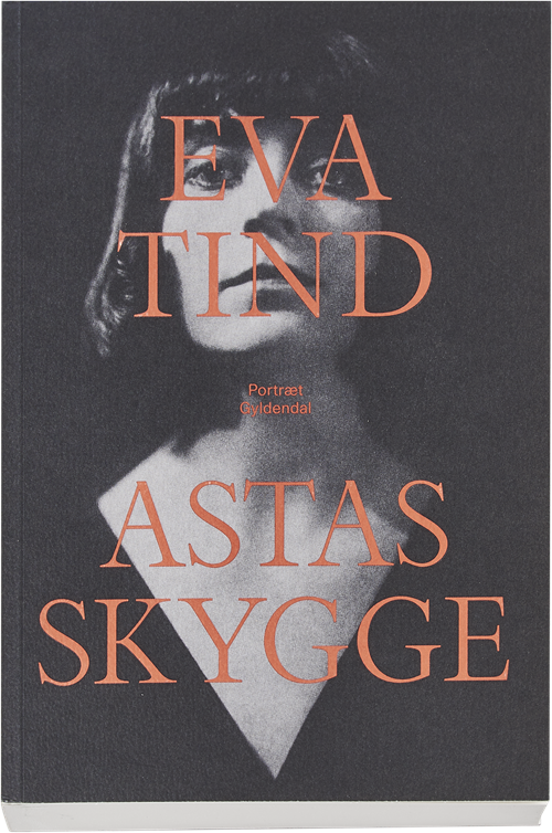 Cover for Eva Tind · Astas skygge (Sewn Spine Book) [1.º edición] (2016)