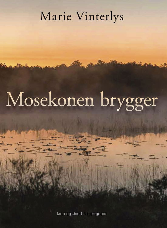 Cover for Marie Vinterlys · Mosekonen brygger (Sewn Spine Book) [1º edição] (2025)