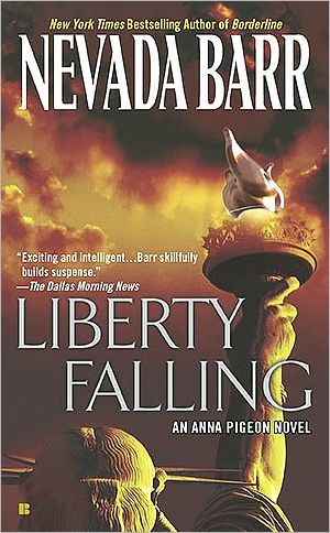 Liberty Falling (Anna Pigeon) - Nevada Barr - Bøger - Berkley Books - 9780425237359 - 5. oktober 2010