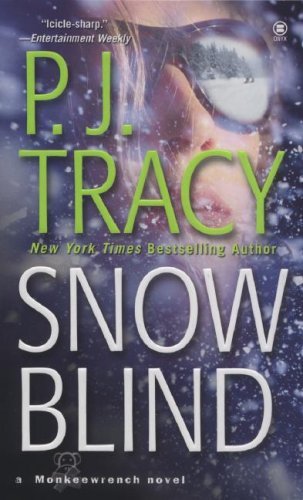 Snow Blind (Monkeewrench Mysteries) - P. J. Tracy - Libros - Onyx - 9780451412362 - 3 de julio de 2007