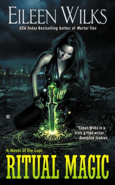 Cover for Eileen Wilks · Ritual Magic: a Novel of the Lupi (Paperback Book) (2013)