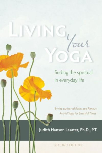 Living Your Yoga: Finding the Spiritual in Everyday Life - Judith Hanson Lasater - Bücher - Shambhala Publications Inc - 9781930485365 - 28. April 2015