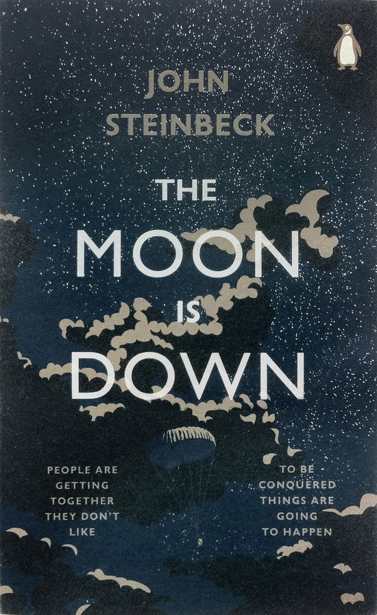 The Moon is Down - Penguin Modern Classics - Mr John Steinbeck - Kirjat - Penguin Books Ltd - 9780141395371 - torstai 3. huhtikuuta 2014