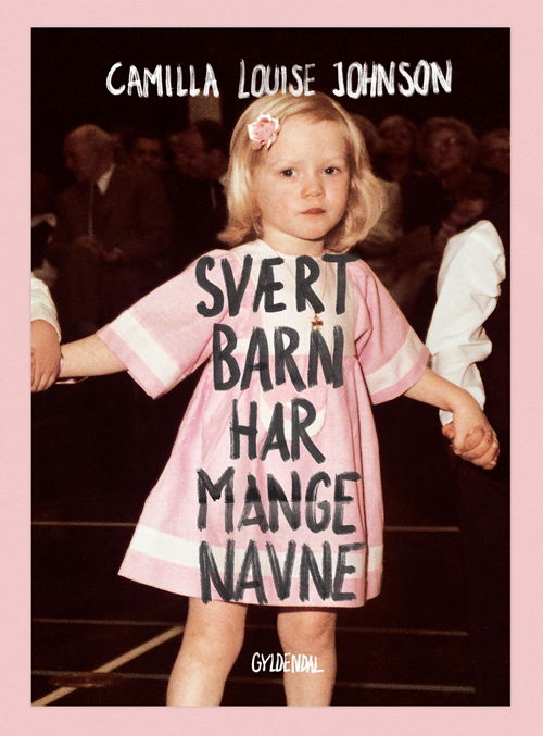 Svært barn har mange navne - Camilla Johnson - Livros - Gyldendal - 9788702181371 - 6 de outubro de 2015