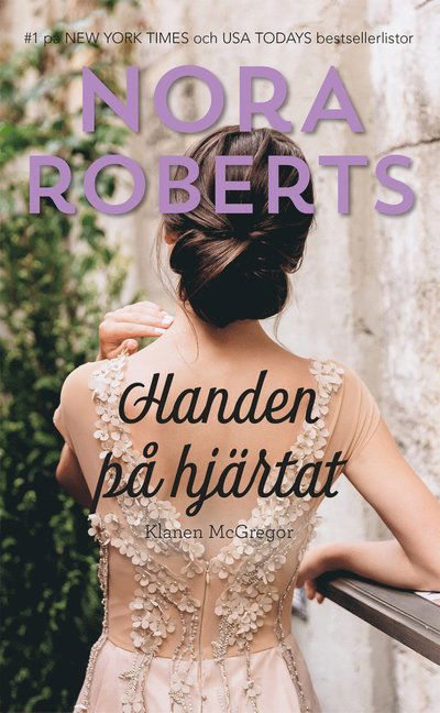 Cover for Nora Roberts · Handen på hjärtat (Paperback Book) (2022)