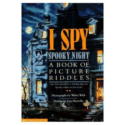I Spy Spooky Night: a Book of Picture Riddles - Jean Marzollo - Bücher - Cartwheel - 9780590481373 - 1. September 1996