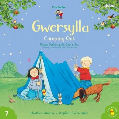 Cyfres Cae Berllan: Gwersylla / Camping Out - Heather Amery - Kirjat - Atebol Cyfyngedig - 9781801062374 - perjantai 7. lokakuuta 2022