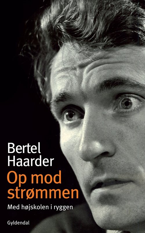 Cover for Bertel Haarder · Op mod strømmen (Sewn Spine Book) [1st edition] (2012)