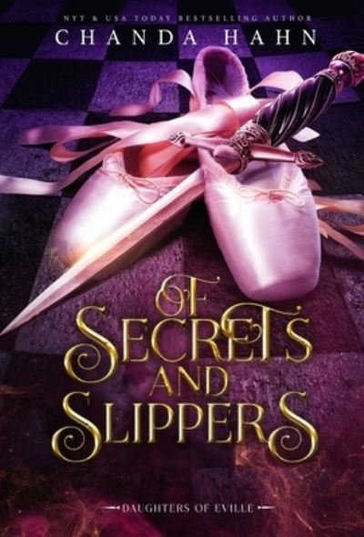 Cover for Chanda Hahn · Of Secrets and Slippers (Gebundenes Buch) (2022)