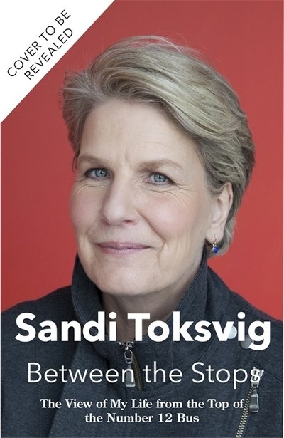 Cover for Sandi Toksvig · Between the Stops: The View of My Life from the Top of the Number 12 Bus: the long-awaited memoir from the star of QI and The Great British Bake Off (Gebundenes Buch) (2019)