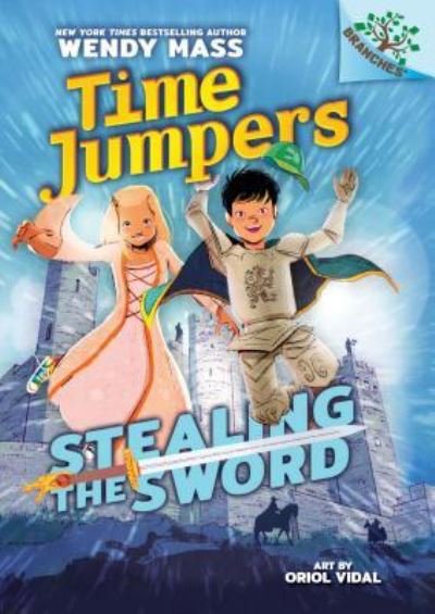 Stealing the Sword: A Branches Book (Time Jumpers #1) - Wendy Mass - Bøger - Scholastic Inc. - 9781338217377 - 28. august 2018