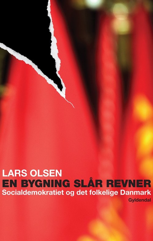 Cover for Lars Olsen · En bygning slår revner (Hæftet bog) [1. udgave] (2013)