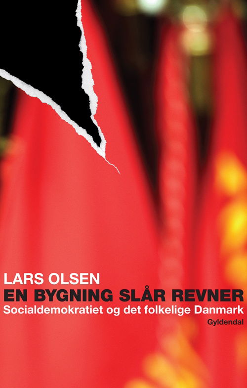 Cover for Lars Olsen · En bygning slår revner (Sewn Spine Book) [1. wydanie] (2013)